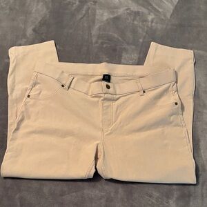 HUE Women's Beige Capris